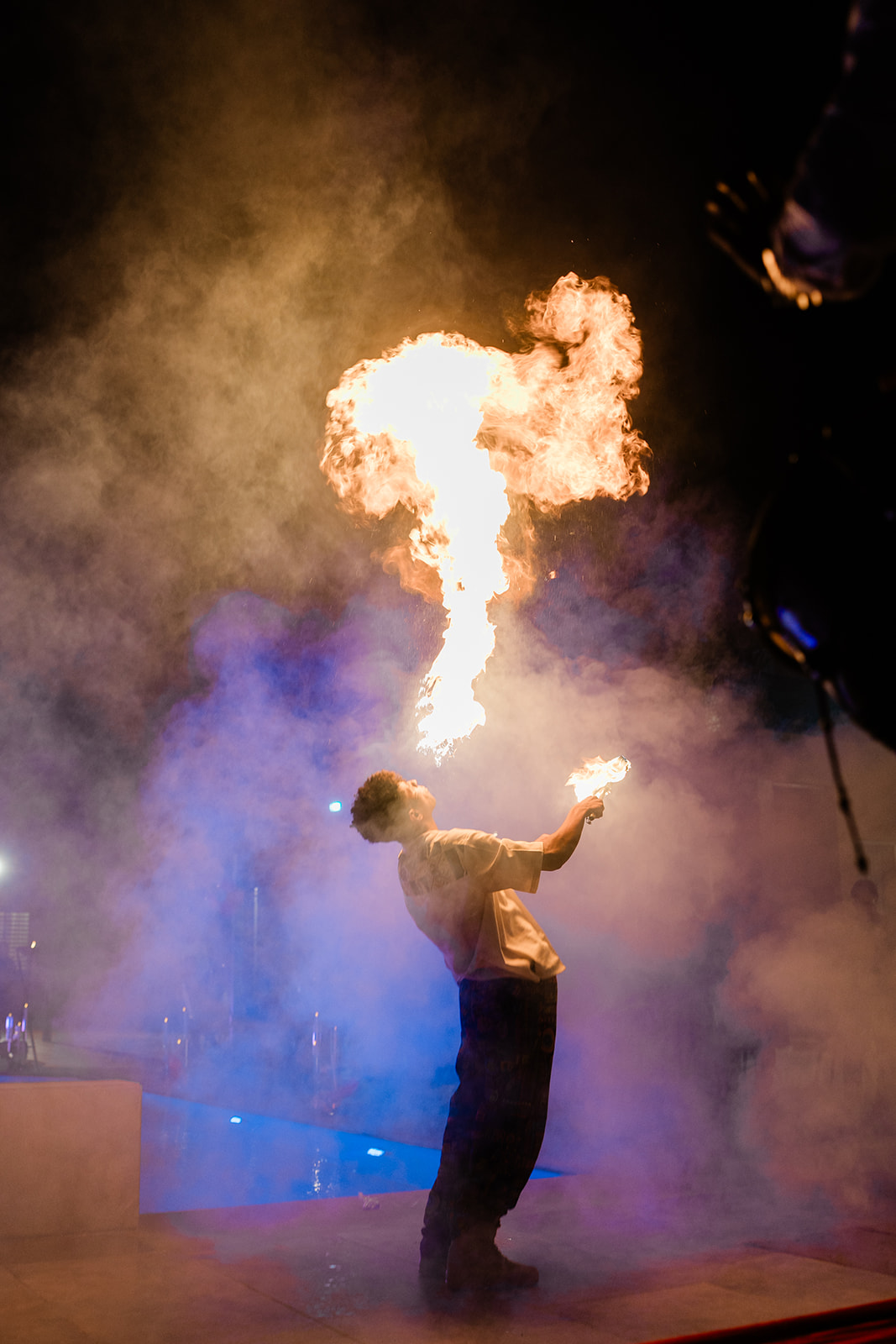 Cracheur de feu en pleine performance devant les invités en soirée